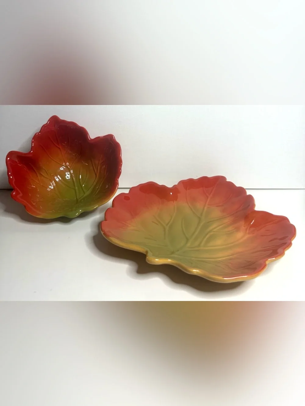 Heritage Collection Leaf-Form Ceramic Serving Set in Red and Green 2 pcs